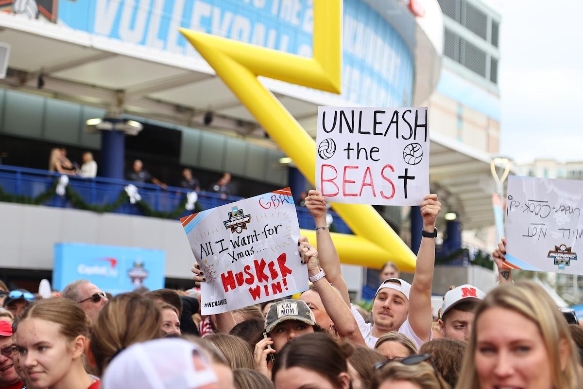 Crowd at 2023 DI women's volleyball final